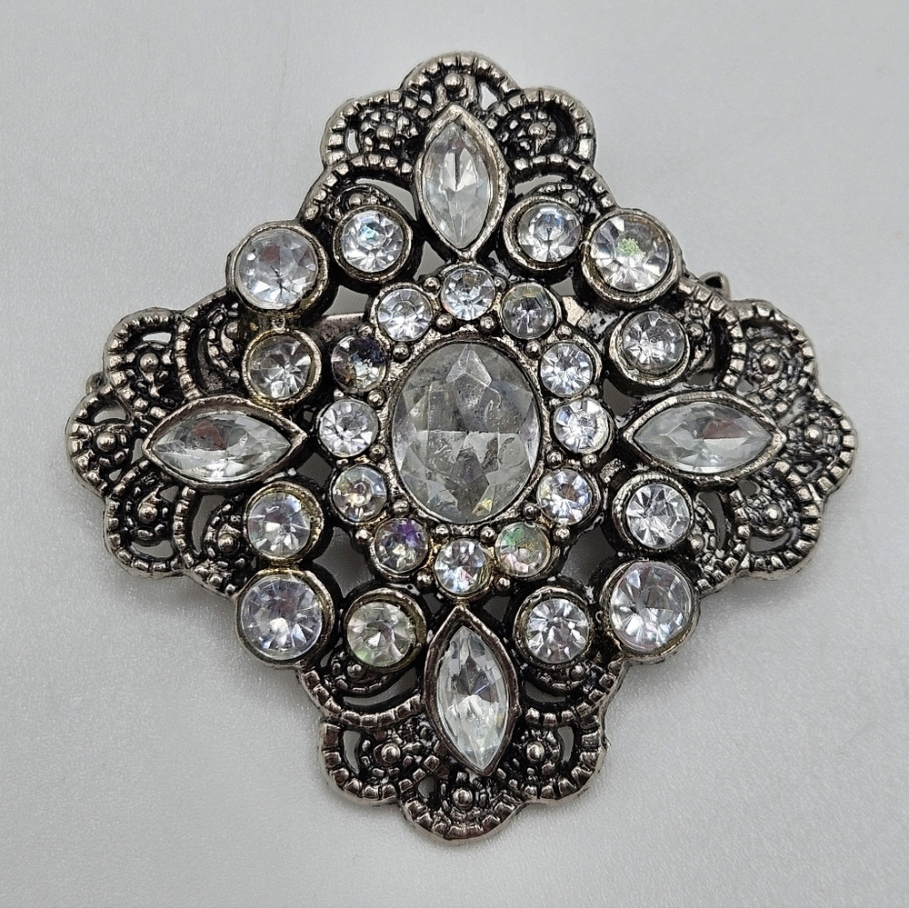 VINTAGE Victorian Revival Acrylic Rhinestone Silver Tone Filigree Brooch PIn